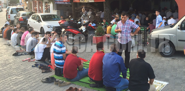 BAYRAM NAMAZINDA CAMİLER DOLDU TAŞTI