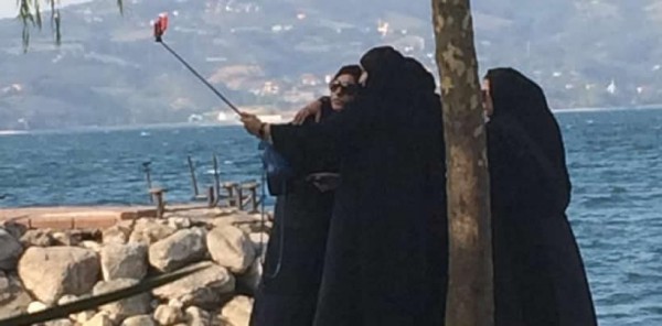 ARAPLARIN SAPANCA’DA SELFİE YAPARKEN KULLANDIĞI O ALET MERAK KONUSU OLDU