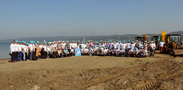 300 GÖNÜLLÜ SAPANCA GÖLÜ'NÜ TEMİZLEDİ