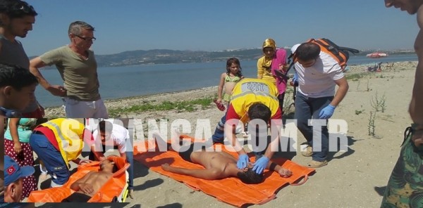 SAPANCA GÖLÜNE GİREN ADNAN CUMAN  BOĞULMAKTAN SON ANDA KURTULDU