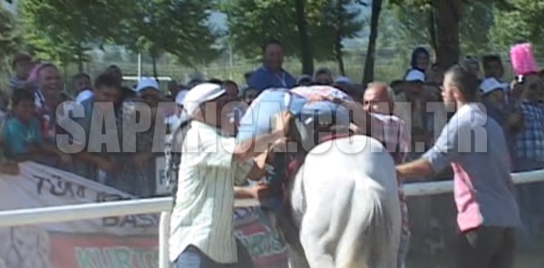 SANATÇI İSMAİL TÜRÜT GÖSTERİ YARIŞI SIRASINDA ATTAN DÜŞME TEHLİKESİ GEÇİRDİ