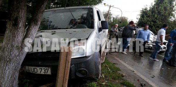 SAPANCA KURTKÖY'DE TRAFİK KAZASI: 2 YARALI