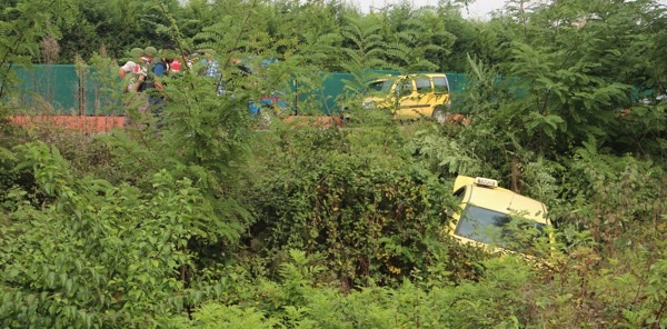 DEVRİLEN TİCARİ TAKSİNİN SÜRÜCÜSÜ YARALANDI