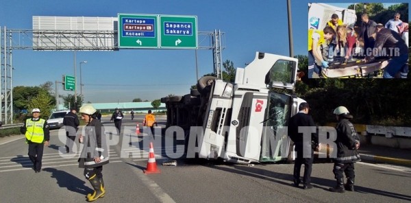 SAPANCA’DA TALAŞ YÜKLÜ TIR DEVRİLDİ: 2 YARALI