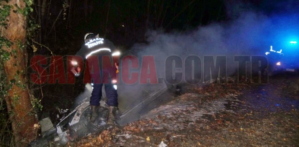 SAPANCA’DA KAZA YAPAN OTOMOBİL ALEV ALEV YANDI