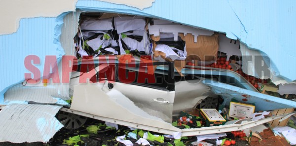 TEM’DE SEBZE YÜKLÜ TIR DEVRİLDİ: 3 YARALI