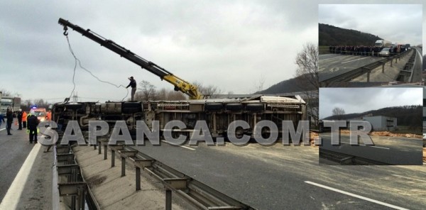 TEM OTOYOLU SAPANCA GÖLBAŞI MEVKİİNDE DEVRİLEN TIR YOLU KAPADI