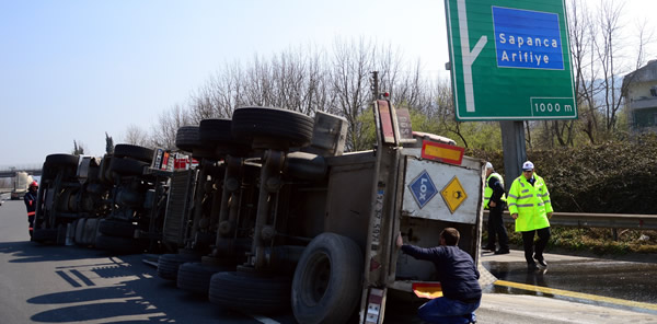 TEM'DE SIVI OKSİJEN YÜKLÜ TANKER DEVRİLDİ!