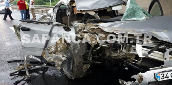 OTOMOBİLİN BARİYERLERE ÇARPMASI SONUCU ESER GÜRSOY VE YANINDAKİ 3 KİŞİ YARALANDI