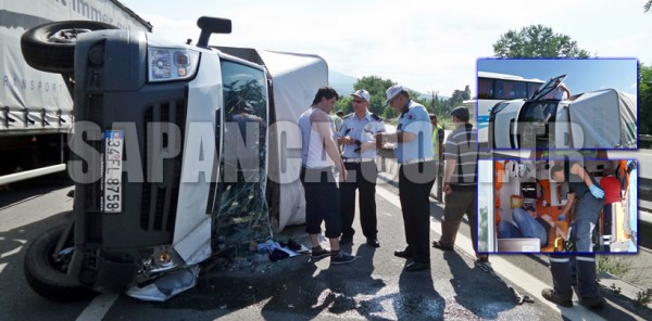 KAMYON DEVRİLDİ: 2 YARALI