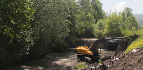 NEHİR VE DERELERDEN 330 KAMYON ÇÖP ÇIKARILDI