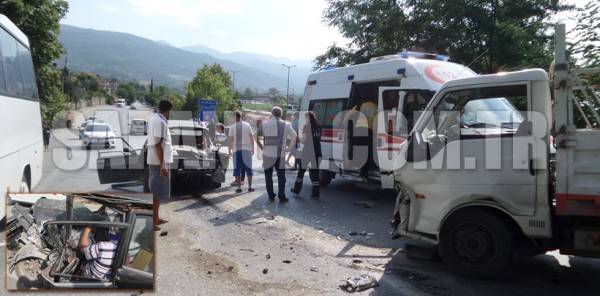 KAZA YAPAN SÜRÜCÜ ARAÇ İÇİNDE SIKIŞTI