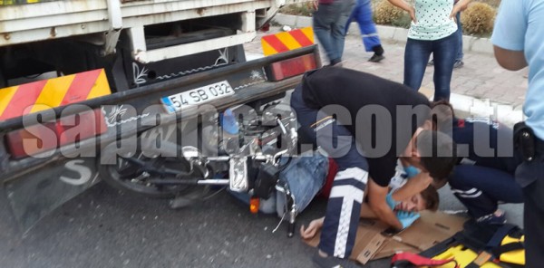 MOTOSİKLET KAMYONA ÇARPTI: 1 YARALI