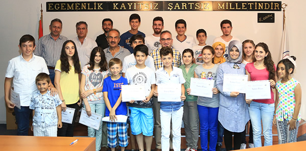 İNGİLİZCE KURSU’NDA 22 KURSİYER BELGELERİNİ ALDI