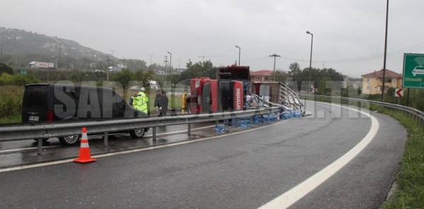 TIR DEVRİLDİ TEM'E ULAŞIM KAPANDI