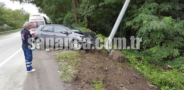 OTOMOBİL AYDINLATMA DİREĞİNE ÇARPTI: 1 YARALI