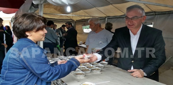 SAPANCA BELEDİYESİ 7 BİN AŞURE DAĞITTI