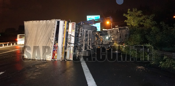 TIR DEVRİLDİ, TEM ULAŞIMA KAPANDI