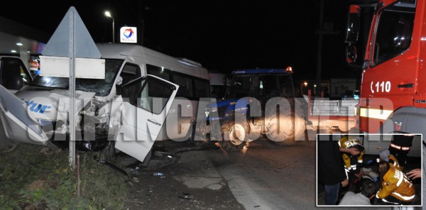 SAPANCA’DA TRAKTÖRLE MİNİBÜS ÇARPIŞTI: 5 YARALI
