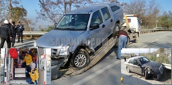 PANELVAN İLE OTOMOBİL ÇARPIŞTI: 3 YARALI