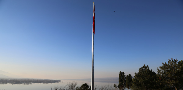 SEYİR TERASINA DEV TÜRK BAYRAĞI