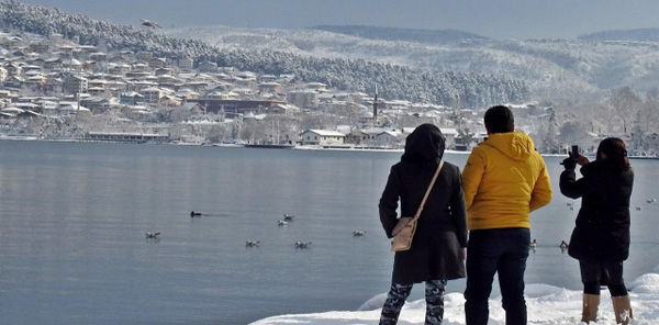 CANLI BİR KARTPOSTALDIR SAPANCA