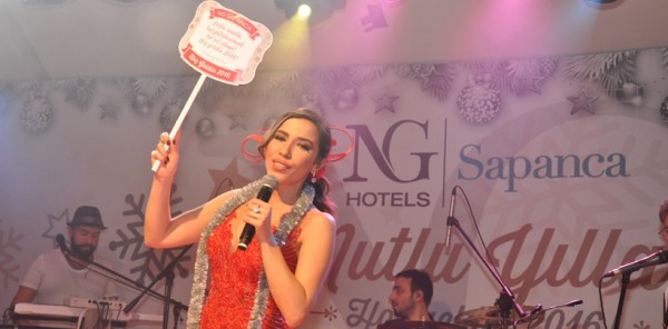 BURCU GÜNEŞ SAPANCA’DA SAHNE ALDI