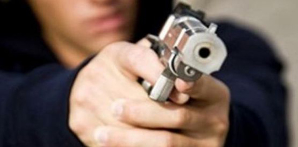 SİLAHLA ARKADAŞINI SOYDU