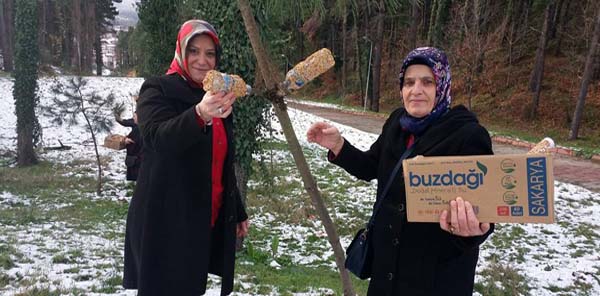 AK KADINLAR ONLARI UNUTMADI