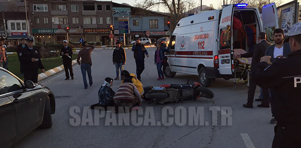 MOTOSİKLET OTOMOBİLLE ÇARPIŞTI: 2 YARALI