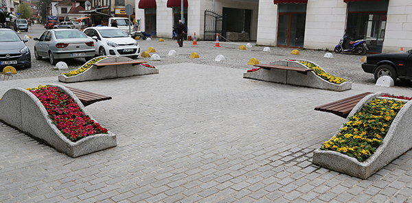 SAPANCA MEYDANI ÇİÇEKLERLE DONATILDI