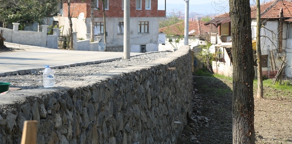 SOKAKLAR İSTİNAT DUVARLARIYLA SAĞLAMLAŞTIRILIYOR