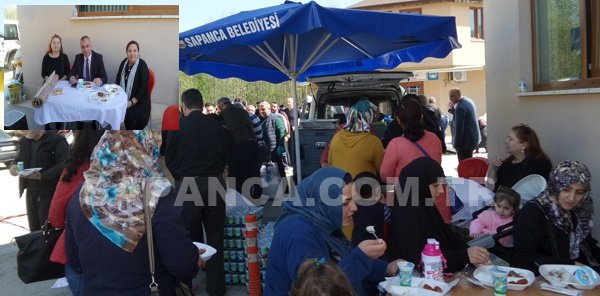 ANNE VE BABASININ RUHU İÇİN YEMEK DAĞITTI