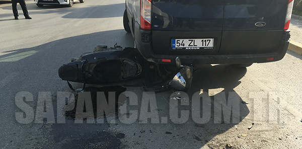 MOTOSİKLET PANELVANIN ALTINA GİRDİ: 1 YARALI