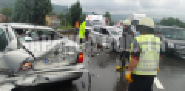 SAPANCA’DA TRAFİK KAZASI: 6 YARALI