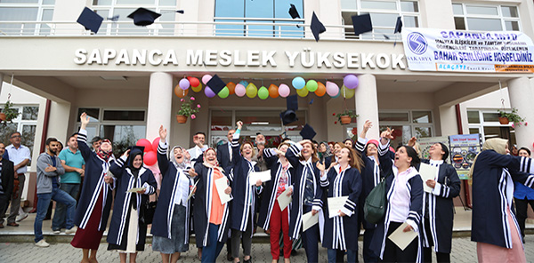 'ANNE ÜNİVERSİTESİ' İLK MEZUNLARINI VERDİ