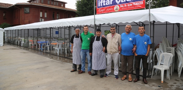 İFTAR ÇADIRI BU YILDA İKRAMLARINA DEVAM EDİYOR