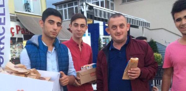 AK GENÇLERDEN 'İFTARA 5 KALA' İKRAMI