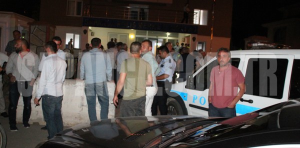 YÜZLERCE VATANDAŞ POLİS KARAKOLU ÖNÜNDE