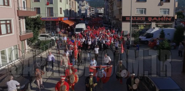 SAPANCA’DA BİNLER DEMOKRASİ İÇİN YÜRÜDÜ