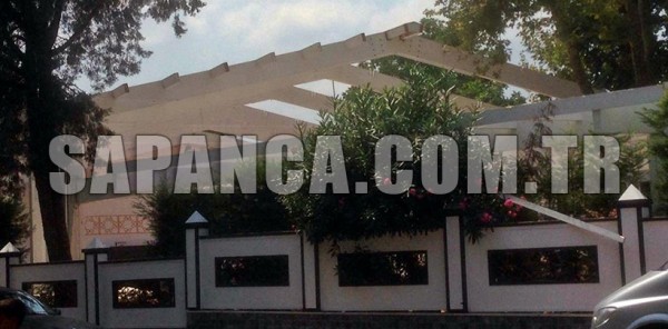 RESTORANIN KAÇAK BÖLÜMLERİ YIKILDI