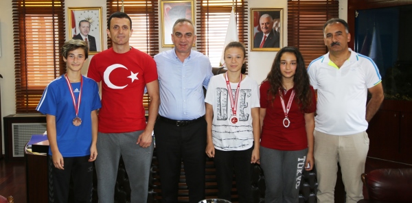 BAŞKAN YILMAZER’DEN BAŞARILI SPORCULARA HEDİYE