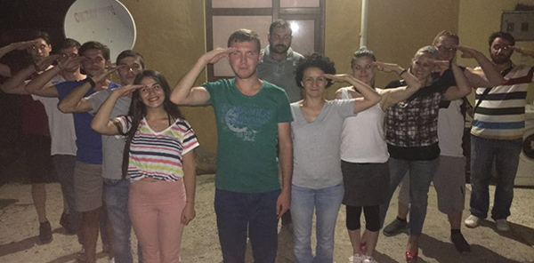 EKİP ARKADAŞLARINI ASKERE UĞURLADILAR