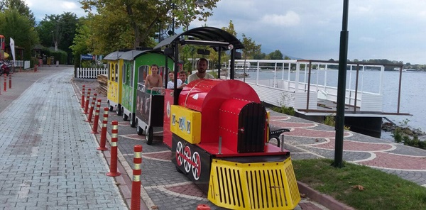 GEZİNTİ TRENİ BAYRAMDA ÇOCUKLARIN HİZMETİNDE