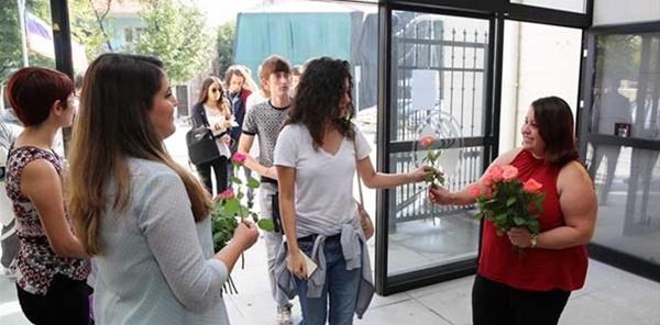 SAPANCA TURİZM FAKÜLTESİ ÖĞRENCİLERİ ÇİÇEKLERLE KARŞILANDI