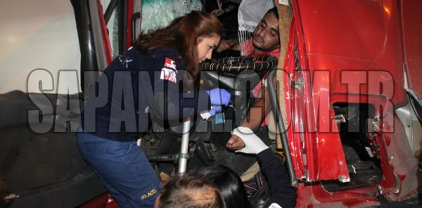 TIR PARK HALİNDEKİ KAMYONA ÇARPTI, SÜRÜCÜSÜ 2 SAAT SÜREN ÇALIŞMAYLA KURTARILDI