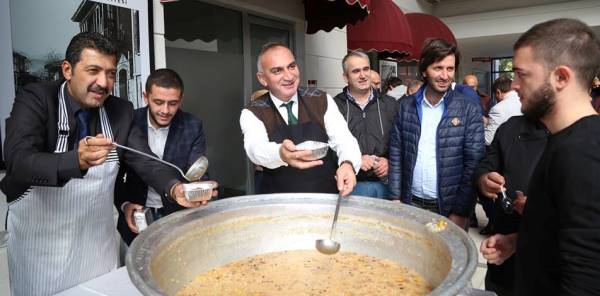 BAŞKAN VE DEKAN KENDİ ELLERİYLE AŞURE DAĞITTI