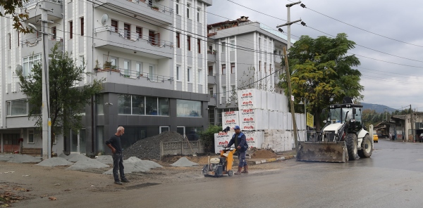 IŞIKLAR CADDESİ’NDE ÇALIŞMALAR SÜRÜYOR