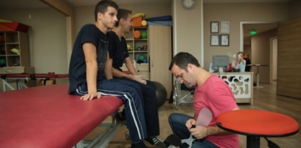 BALKONDAN DÜŞMÜŞTÜ