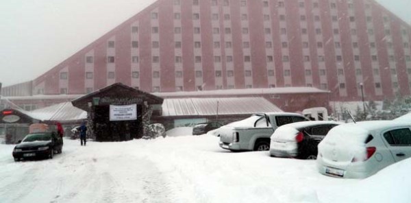 KARTEPE'DE KAR KALINLIĞI 40 SANTİME ULAŞTI